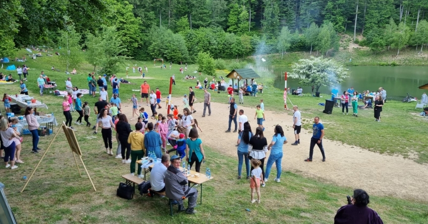 Ziua Familiei a fost marcată la Lacul Nistru; Activitățile au fost organizate de Parohia „Sf. Arhangheli Mihail și Gavril” Tăuții-Măgherăuș și Asociația „Sfântul Mina” Tăuții de Jos