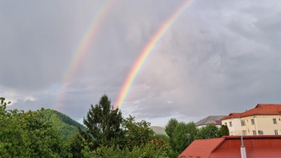 Spectacol optic al naturii: Un curcubeu dublu a răsărit pe cerul municipiului Baia Mare! Când se formează mai exact și ce este acest fenomen meteo!