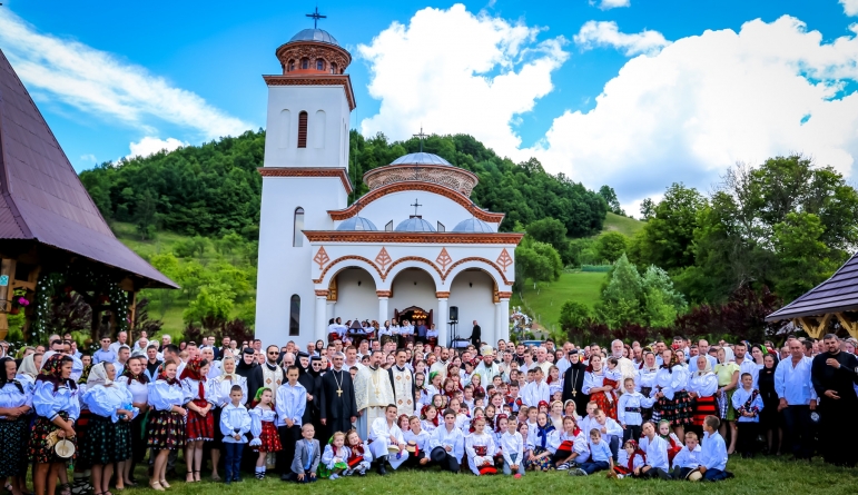 Sfânta Liturghie arhierească în Parohia Bârsana – Valea Muntelui (FOTO)