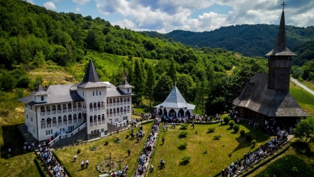 Sfânta Liturghie arhierească la Mănăstirea Lăpușul Românesc (Ruoaia)