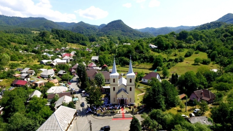 În această duminică: PS Iustin s-a aflat în mijlocul credincioşilor din Parohia Chiuzbaia (FOTO)