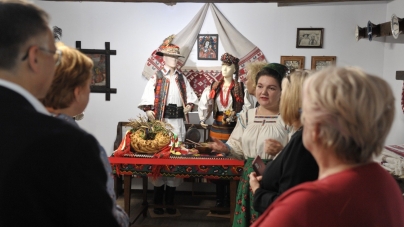 Expoziția temporară „Identitate românească – obiceiuri de nuntă din Maramureș” a fost vernisată la Muzeul Satului Bucovinean din Suceava