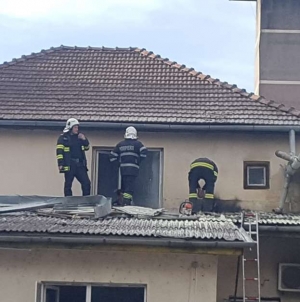 Alertă forțe de intervenție: La Spitalul Municipal Sighetu Marmației un incendiu a cuprins acoperișul clădirii CPU. S-au evacuat urgent persoanele!