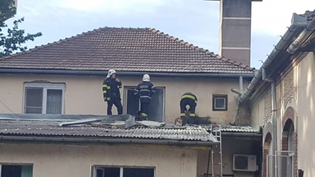 Alertă forțe de intervenție: La Spitalul Municipal Sighetu Marmației un incendiu a cuprins acoperișul clădirii CPU. S-au evacuat urgent persoanele!