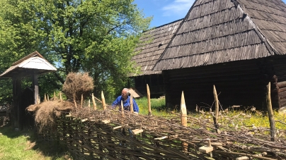 Vreme bună și oameni harnici: Lucrări de reparații și întreținere se desfășoară la Muzeul satului maramureșean din Sighetu Marmației și nu numai (FOTO)