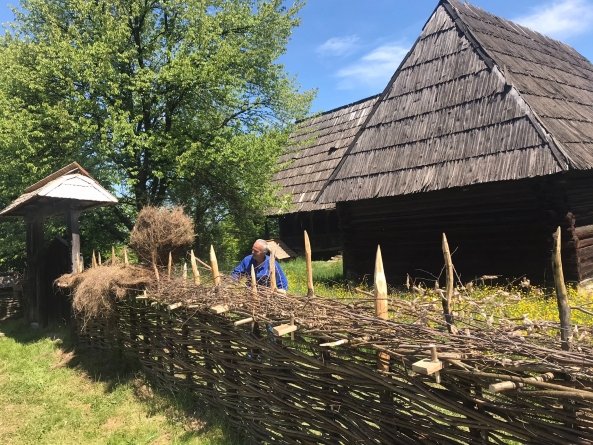 Vreme bună și oameni harnici: Lucrări de reparații și întreținere se desfășoară la Muzeul satului maramureșean din Sighetu Marmației și nu numai (FOTO)