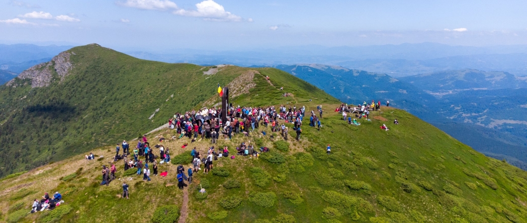 De Sfântul Ilie: Numeroși credincioși au urcat la Crucea Monument de pe Vârful Țibleș pentru a înălța la cer rugăciuni (FOTO)