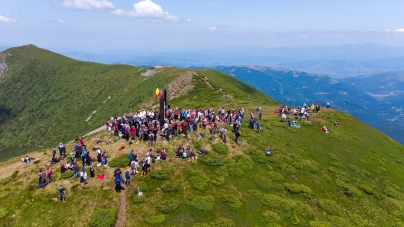 De Sfântul Ilie: Numeroși credincioși au urcat la Crucea Monument de pe Vârful Țibleș pentru a înălța la cer rugăciuni (FOTO)