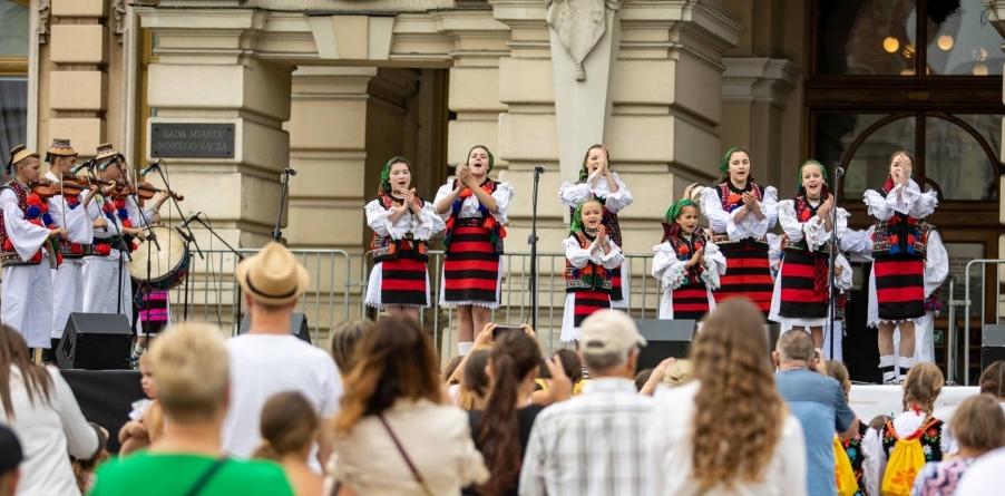 Ansamblul folcloric „Mugurelul” din cadrul Clubului Elevilor Sighetu Marmației participă la un festival internațional în Polonia