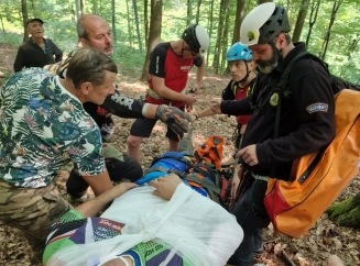 Salvamont Maramureș în acțiune: Un motociclist enduro a suferit un accident într-o zonă greu accesibilă