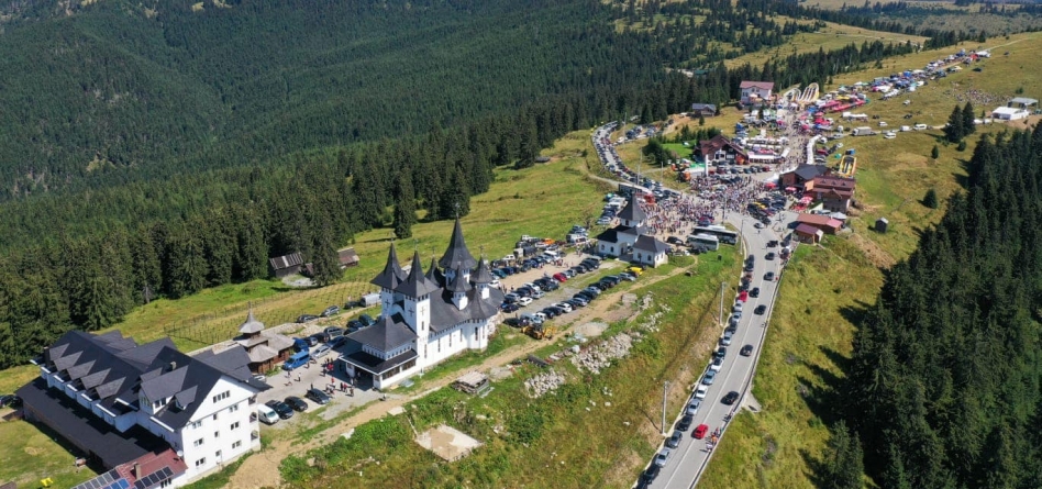 Mii de oameni au fost prezenți la cea de-a 50-a ediție a Festivalului Interjudețean de Folclor „Hora la Prislop” (FOTO)