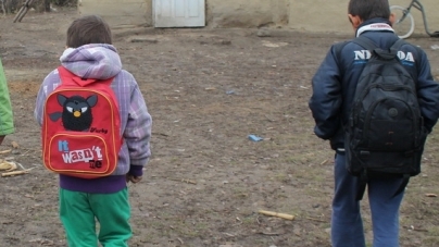 Peste 300.000 de preşcolari şi elevi din familii defavorizate vor primi ajutoare pentru rechizite şi îmbrăcăminte