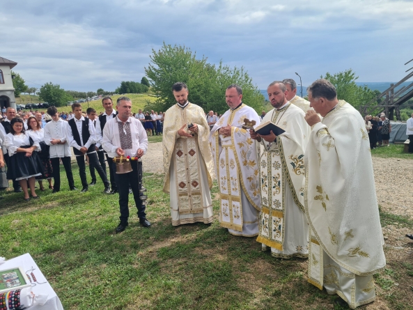 Câteva sute de credincioși, prezenți la sfânta și dumnezeiasca Liturghie de Sfânta Maria Mare de la Mănăstirea „Învierea Domnului” sau Habra!