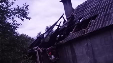 Apel umanitar: O familie din Strâmtura are nevoie de ajutor după ce casa i-a luat foc (FOTO)