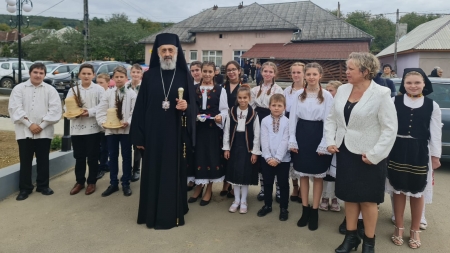 În această duminică: ÎPS Părinte Irineu a liturghisit în Băsești, localitatea natală