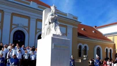 Un sculptor din Maramureș a realizat o statuie de mari dimensiuni a Reginei Maria; A fost amplasată în Alba Iulia de Centenarul Încoronării