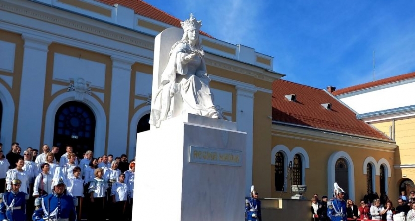 Un sculptor din Maramureș a realizat o statuie de mari dimensiuni a Reginei Maria; A fost amplasată în Alba Iulia de Centenarul Încoronării