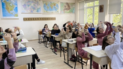 „100 de ore de astronomie”: Elevii de la „Lucaciu” au adus cerul mai aproape și au făcut stelele să strălucească și în sala de clasă