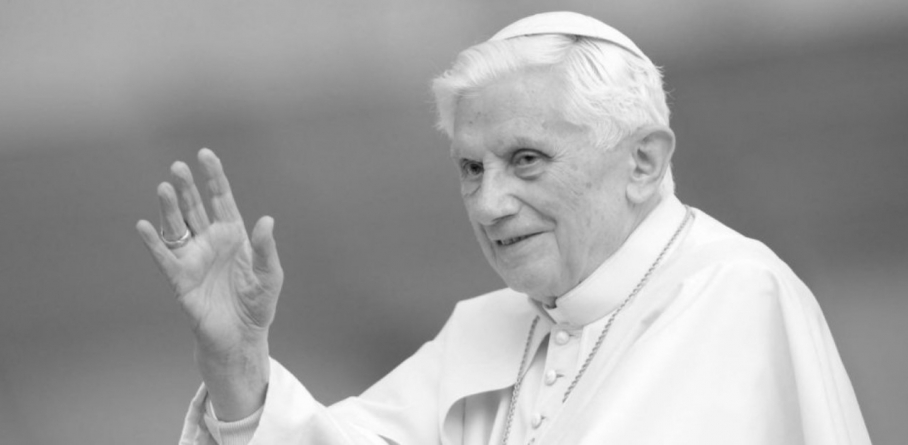 Papa emerit Benedict al XVI-lea a murit la vârsta de 95 de ani