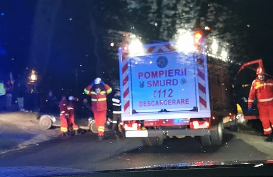 Accident în Groși: Un microbus și un autoturism au intrat în coliziune; Mai multe persoane implicate