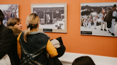 Fotografiile a doi maramureșeni se regăsesc la Cluj în cadrul expoziției „Obiceiuri de iarnă din satele românești”