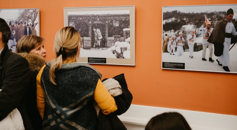 Fotografiile a doi maramureșeni se regăsesc la Cluj în cadrul expoziției „Obiceiuri de iarnă din satele românești”