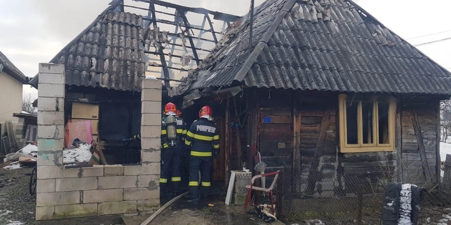 Un apel la solidaritate în comunitatea maramureșeană: Un bărbat are nevoie de sprijinul nostru! În mijlocul iernii, i-au ars casa și bunurile!