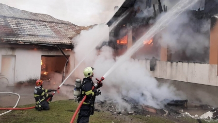 Casă cuprinsă de flăcări puternice, în Maramureș!