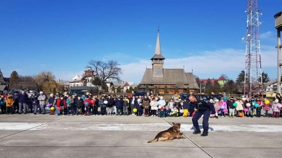 Câinele Athos a prins ,,infractorul” spre deliciul a peste 100 de copii veniți în vizită la Poliția de Frontieră Sighetu Marmației