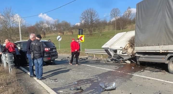 Ce spune poliția despre accidentul rutier grav petrecut la Desești