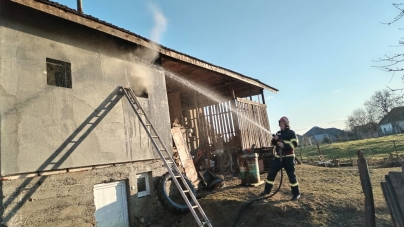 Mireșu Mare: Femeie de 72 de ani intoxicată cu fum în urma unui incendiu