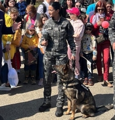 Agent principal de poliție Sorina Bakos și câinele de serviciu Caza au fost premiați de Inspectoratul General al Poliției Române