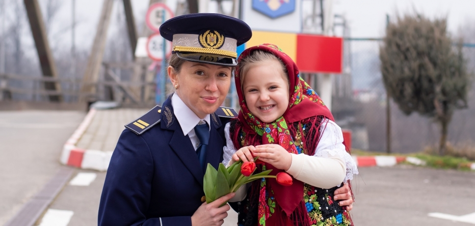 Mama este un dar: Anastasia, o fetiță din Maramureș, a adus azi mamei fericire, la jobul ei, la Frontieră! „Sunt o mamă fericită”, arată polițista!