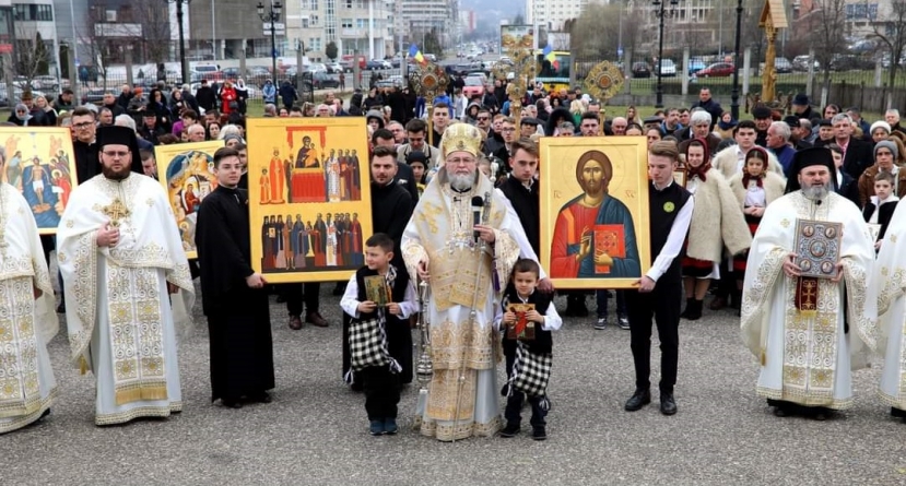 PS Părinte Iustin, Episcopul Ortodox al Maramureșului și Sătmarului, a înconjurat azi Catedrala Episcopală, alături de enoriași cu icoane sfințite!