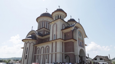 Un părinte de la Mănăstirea Putna va sluji de Florii în Biserica „Înălțarea Domnului” din Târgu Lăpuș