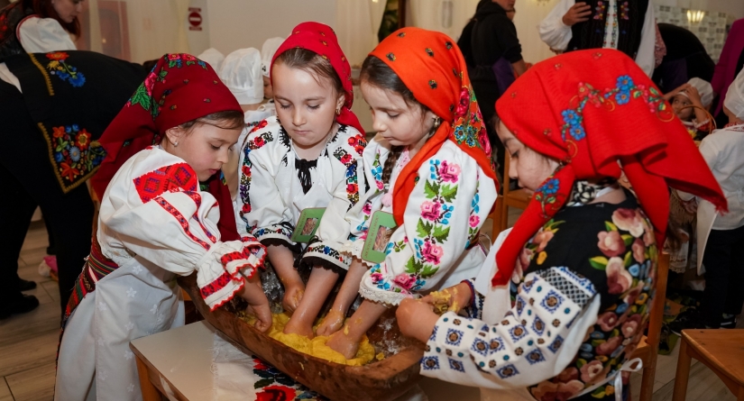 Peste 100 de copii și tineri au preparat cozonaci în cadrul celei de-a II-a ediții a concursul județean „Gastronomie și tradiții de pe meleaguri românești”