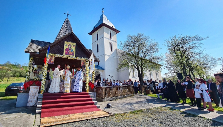 ÎPS Andrei s-a aflat în mijlocul credincioșilor din Oarța de Sus, satul natal, cu prilejul hramului bisericii parohiale