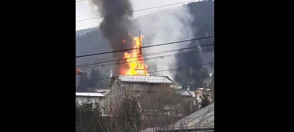 Incendiu la biserica din lemn din Borșa Complex