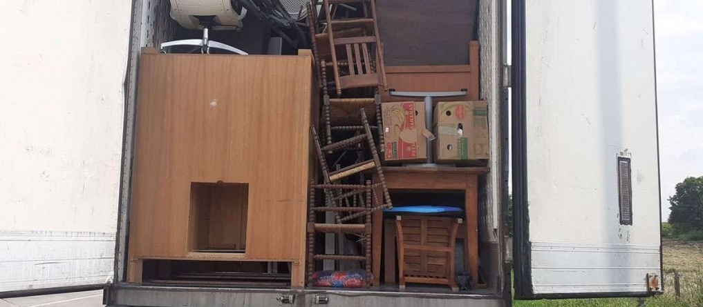 Aproape 10 tone de mobilier și haine uzate au fost oprite la intrarea în ţară; Trebuiau să ajungă în Maramureș