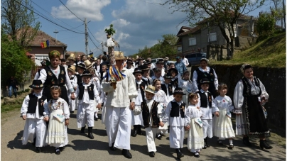 Sunteți invitați la vernisajul expoziţiei de artă fotografică „România în straie tradiţionale”