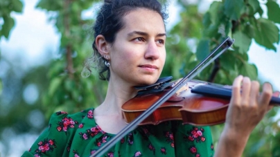 Violonista Zoë Aqua va susține un concert de muzică klezmer în Baia Mare