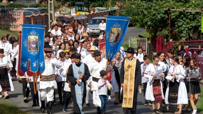 Cu ocazia Praznicului Adormirii Maicii Domnului: Procesiune cu prapori și icoane până la Mănăstirea Breaza