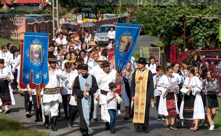 Cu ocazia Praznicului Adormirii Maicii Domnului: Procesiune cu prapori și icoane până la Mănăstirea Breaza