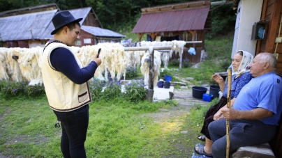 „Cu Denis prin Maramureș” – povestea tânărului căruia îi place să promoveze țăranii autentici; „Banii sunt trecători, dar aceste lucruri rămân veșnice!”