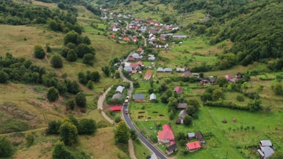 Pentru prima dată se asfaltează drumul comunal din Poiana Botizii