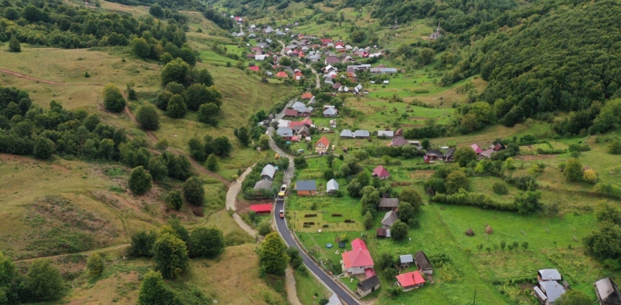 Pentru prima dată se asfaltează drumul comunal din Poiana Botizii