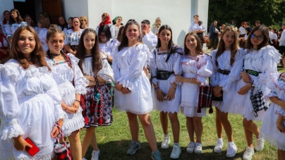 Valea Izei, 15 august, straie de sărbătoare: Mulțimea credincioșilor a asistat la slujbele religioase și la întâlnirile fiilor satelor maramureșene