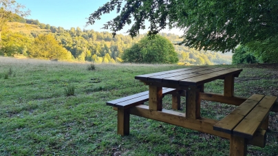 Reconectare cu natura: „CAVNICarii” au amenajat locuri de picnic