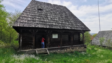 Casa-școală, locul unde dascălul își împărțea casa cu elevii săi. Alături de preot, era cel mai important om din sat