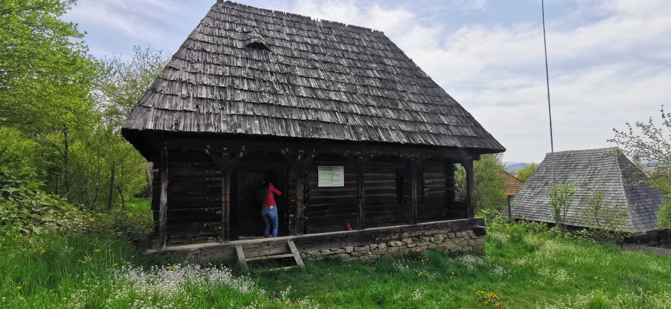 Casa-școală, locul unde dascălul își împărțea casa cu elevii săi. Alături de preot, era cel mai important om din sat